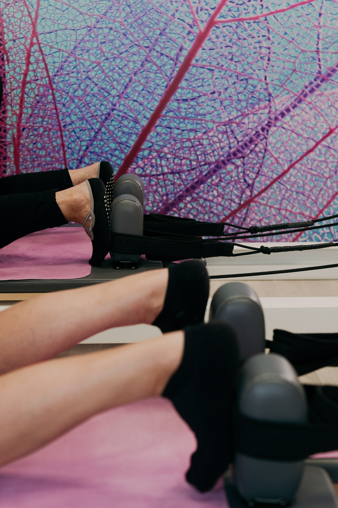 Ejercicio de Pilates Reformer en NOS Studio Pilates